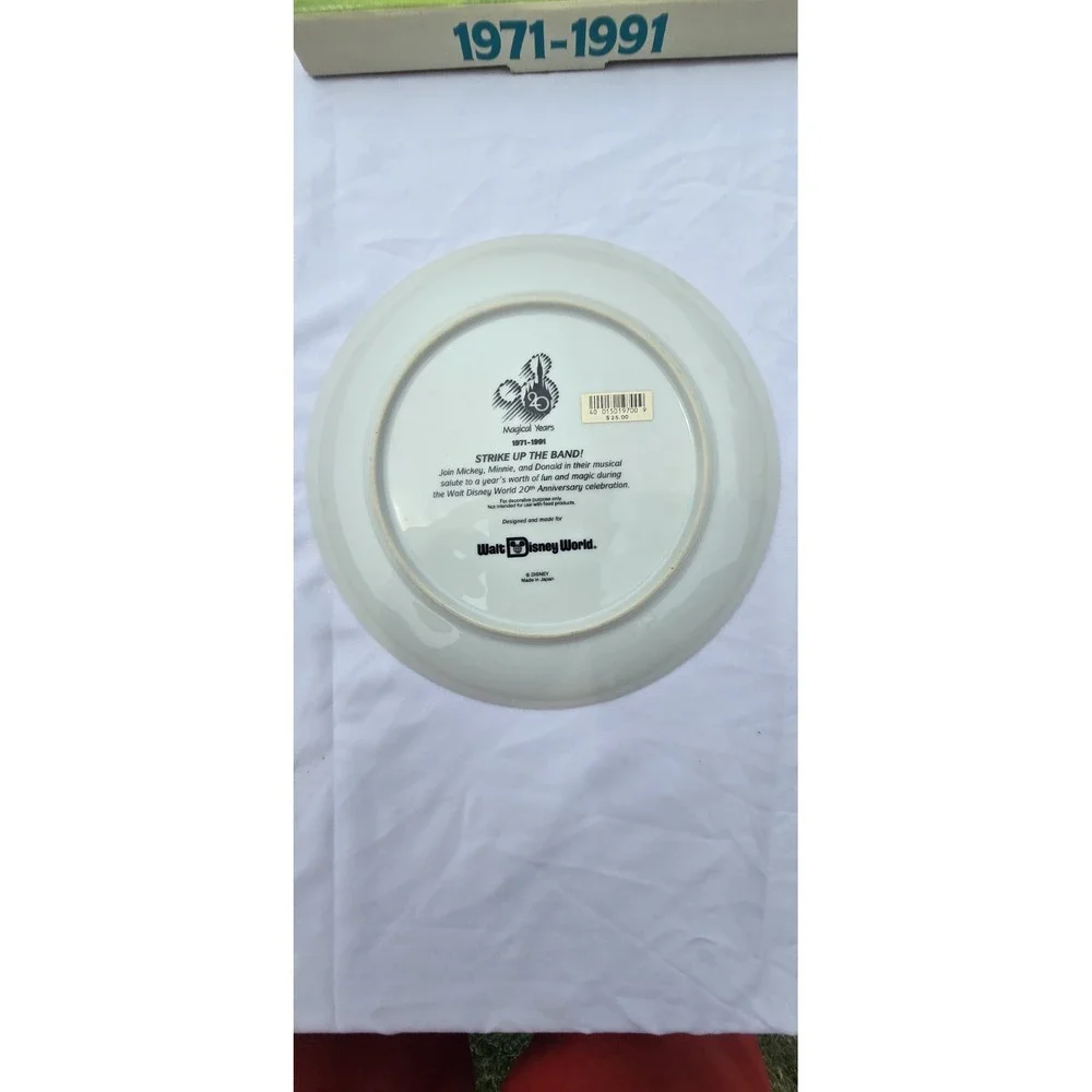 VTG Walt Disney World ''STRIKE UP THE BAND'' 20 Magical Years (1971-1991) Plate